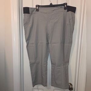 Vera Wang: Gray Capris.  Size 20W.